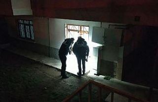 Ablasının evini pompalı tüfekle kurşunladı
