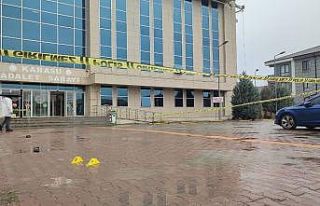 Adalet Sarayı önünde koca dehşeti: Boşanmak istediği...