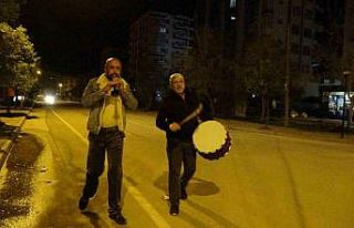 Adana sokakları Ramazan davulcuları ile renklendi