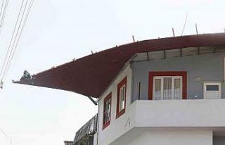Adana’da fırtına çatıları uçurdu, ağaçları...