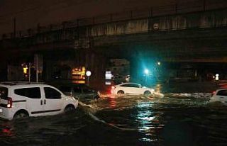 Adana’da gece bastıran sağanak yağış yolları...