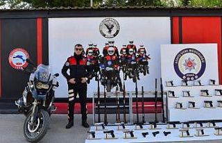 Adana’da polisin yakaladığı 36 hırsız tutuklanırken,...