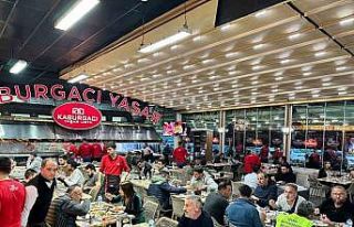 Adanalılar iftarda kebapçılara akın etti