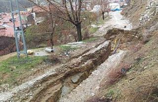 Adıyaman’da heyelan 1 iş makinesi ve otomobili...