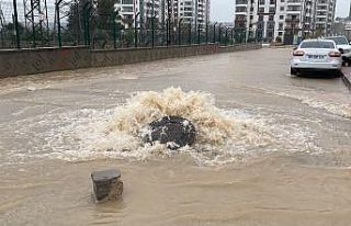 Adıyaman’da sel suları cadde ve sokakları göle...