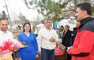 AFAD Koordinatörü Vali Tekbıyıkoğlu, depremzede...