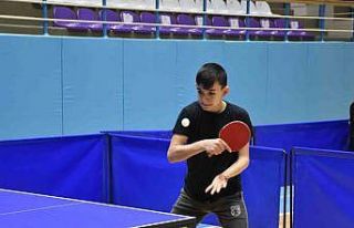 Afyonkarahisar’da masa tenisi birincileri ödüllerini...