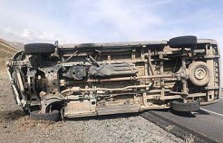 Ağrı’da ambulans kaza yaptı: 3 yaralı