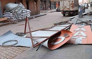 Ağrı’da şiddetli fırtına çatı ve tabelaları...