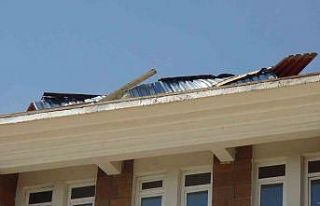 Ahlat’ta fırtına okul çatılarını uçurdu