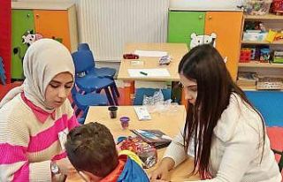 Akademisyen ve üniversite öğrencileri depremzede...