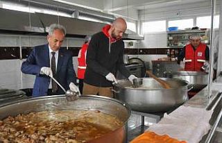 Akşehir’de günlük 2 bin 250 kişiye iftar yemeği