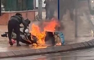 Alev alev yanan motosikletini kurtarmak için kendini...