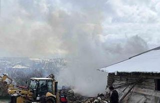 Alevlere teslim olan ahşap ev ve ahır küle döndü