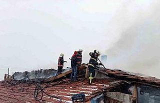 Alevlere teslim olan ev ve ahır kullanılmaz hale...