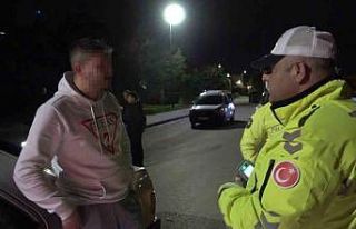 Alkollü sürücü uzatılan alkolmetreyi üflemek...