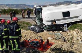 Alman turistleri taşıyan midibüs otomobili ezdi:...