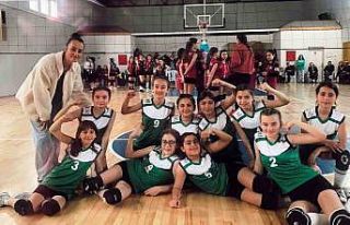 Altınovalı Minik voleybolcular, namağlup şampiyon