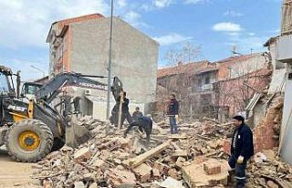 Altıntaş’ta tehlike arz eden metruk binalar yıkılıyor