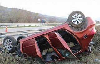 Amasya’da otomobil bariyere çarparak takla attı:...