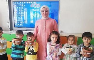 Anasınıfında saksıya çiçek dikim etkinliği