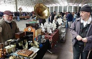 Antika tutkunlarını buluşturan pazar ziyaretçilerine...