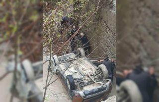 Araç dere yatağına uçtu: 3 yaralı