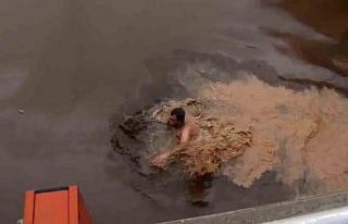 Aracıyla su altında kalan kişi kendi çabasıyla...