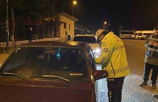 Araçları tek tek durdurup denetlediler