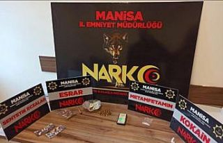 Araçlarında uyuşturucuyla yakalanan 2 şüpheli...