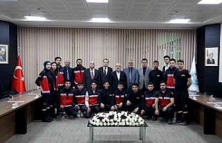 Arama kurtarma çalışmalarına katılan öğrencilerden...