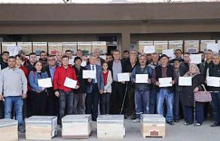 Arıcılık kursunu tamamlayan kursiyerlere kovan...