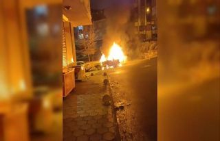 Arnavutköy’de park halindeki otomobil alev topuna...