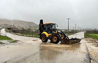 Artuklu Belediyesi ekipleri yağmur mesaisinde