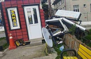 Artvin’de fırtına çatıları uçurdu