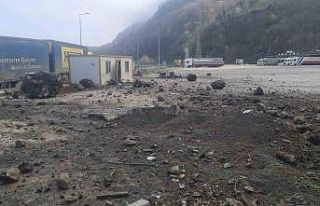 Artvin’in Hopa ilçesinde yaşanan heyelanlar korkuttu