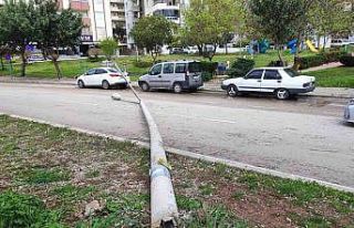 Aşırı rüzgar aydınlatma direğini devirdi