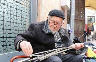 Asırlık çınar 70 yıldır şemsiye tamir ediyor