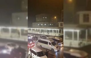 Asker konvoyu yapan gençler trafiği durma noktasına...