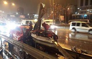 Ataşehir’de motosiklete çarpan otomobil bariyere...
