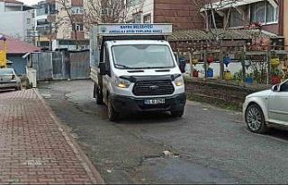 Atık toplama aracı yaşlı kadının üzerinden...