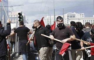 Atina’da tren kazası protestosunda göstericiler...