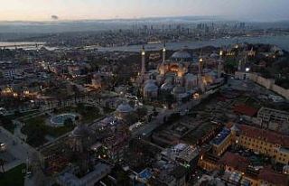 Ayasofya Camii’nin avlusunda vatandaşlar ilk orucunu...