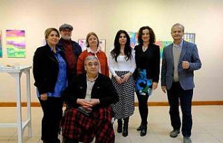 Ayvalık’ta ’kâğıt ve kalemin düeti’ sergileniyor