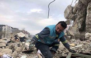 Babadan kalan 50 yıllık dükkânın enkazında tırnaklarıyla...