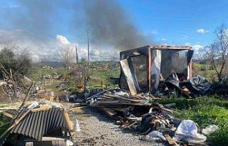 Bağ evi olarak kullanılan konteyner yangında küle...