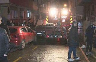 Bağcılar’da çıkan çatı yangını çevredeki...