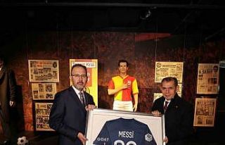 Bakan Kasapoğlu, Messi’nin imzalı formasını...
