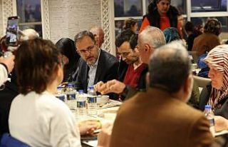 Bakan Kasapoğlu orucunu depremzedelerle açtı