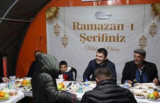 Bakan Kurum, Mehmetçik İftar Çadırı’nda depremzedelerle...